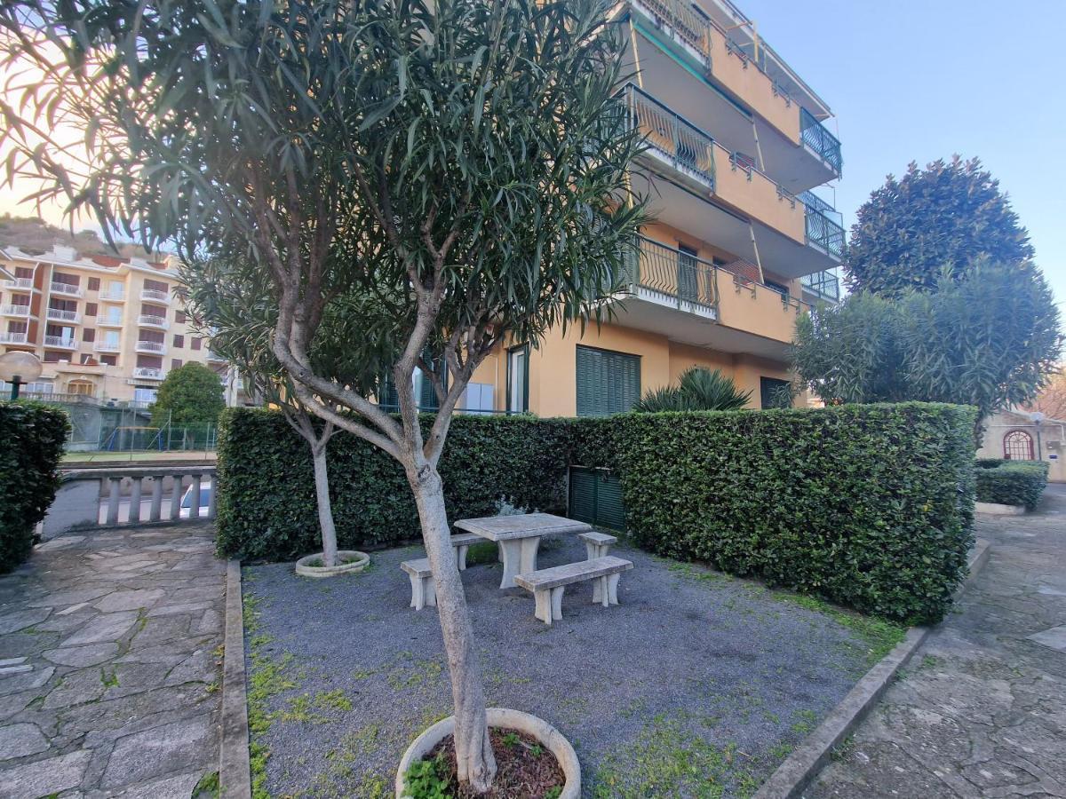 Apartament 650 Metri Dal Mare - Wifi - Terrazzo - Piscina - A/C Pietra Ligure Zewnętrze zdjęcie