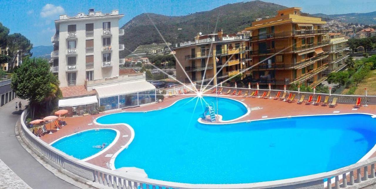 Apartament 650 Metri Dal Mare - Wifi - Terrazzo - Piscina - A/C Pietra Ligure Zewnętrze zdjęcie