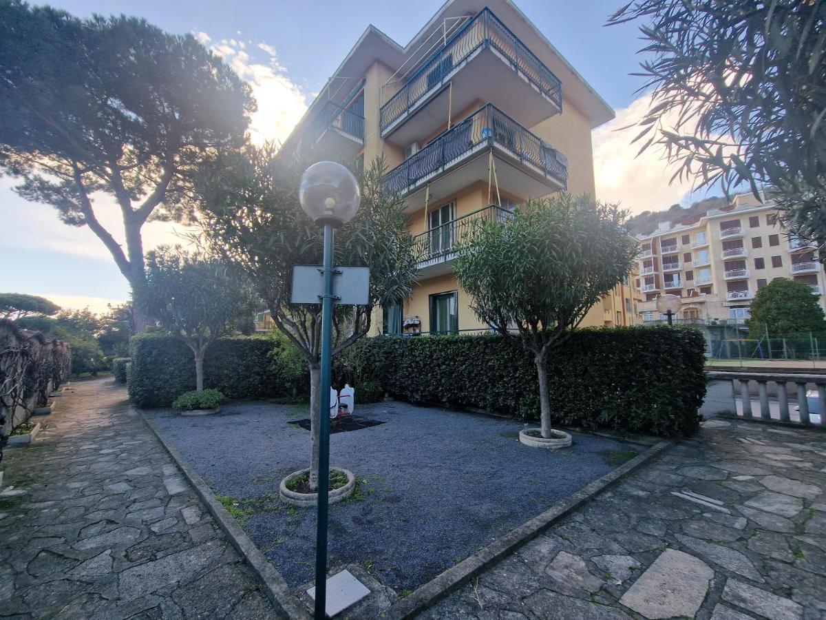 Apartament 650 Metri Dal Mare - Wifi - Terrazzo - Piscina - A/C Pietra Ligure Zewnętrze zdjęcie
